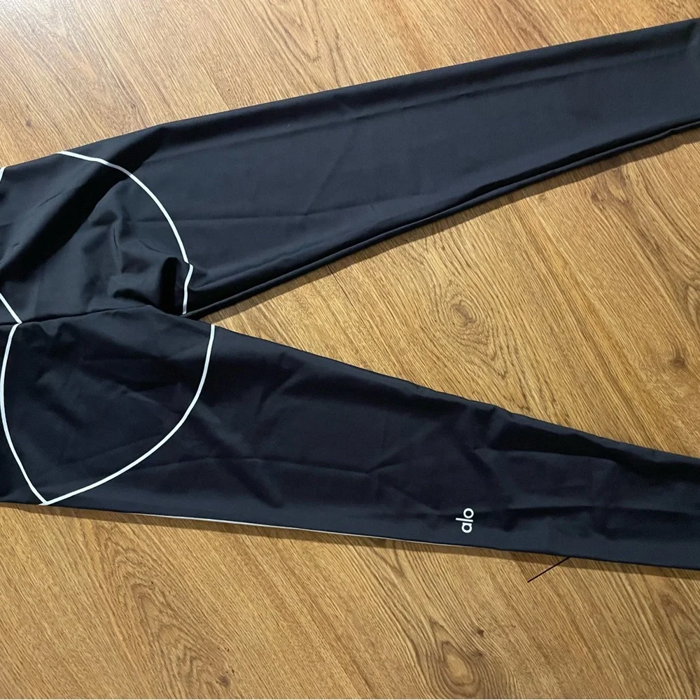 ALO Yoga Black/White Women's set - Picture 4 of 4